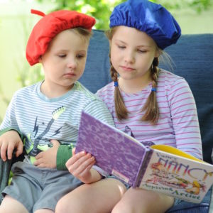 Fancy Nancy: Aspiring Artist Picture Book Activity Box